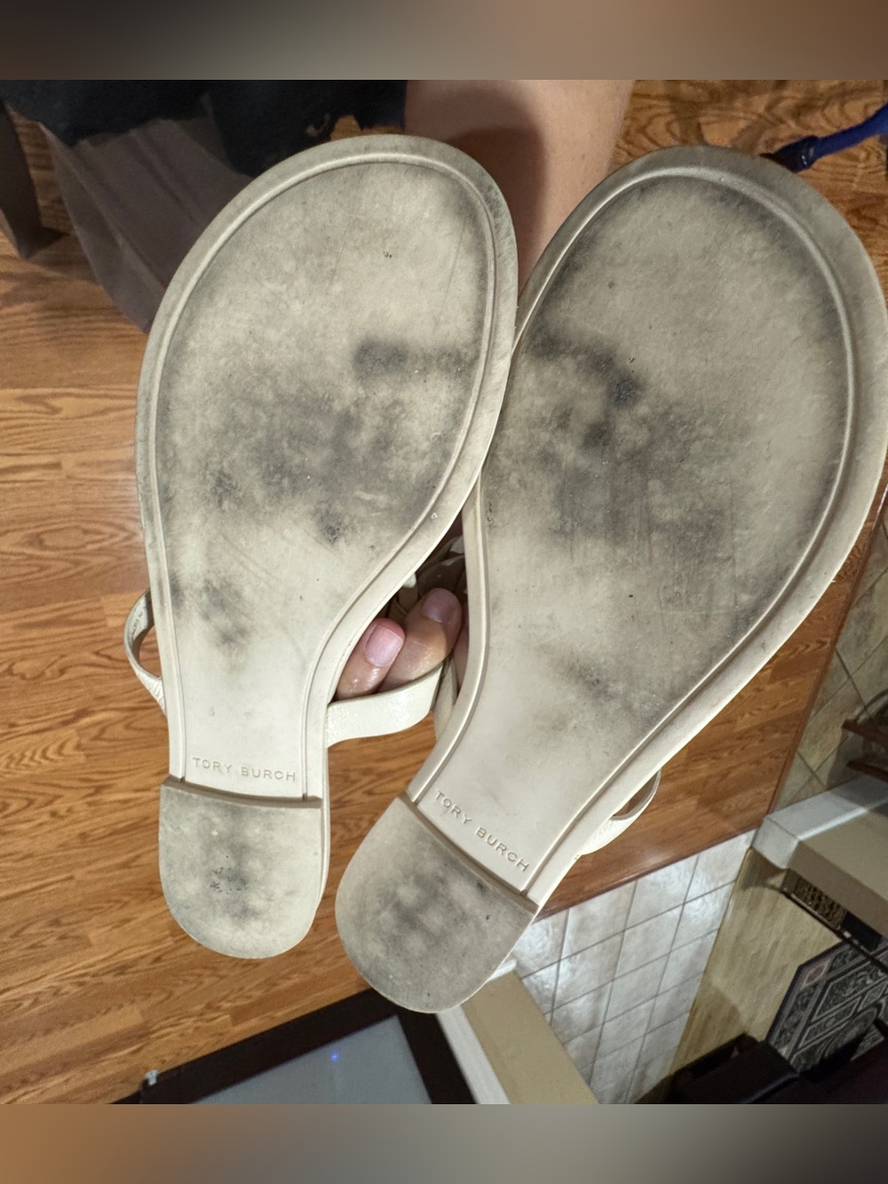 Tory Burch Cream Leather Logo Toe-Post Sandals with crystal Emblem - Picture 3 of 4